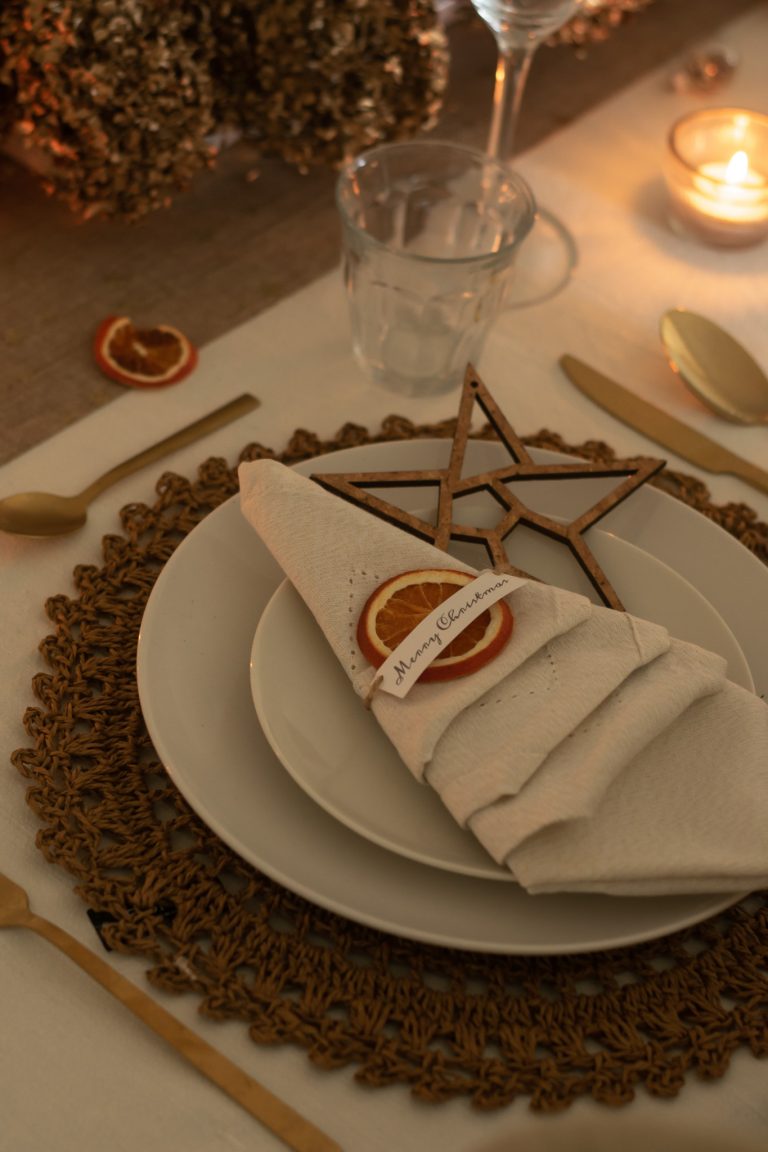 Een Vintage Kerst: Ideeën voor  een Landelijke & Sobere Kerstdecoratie 3 Kersttafel dekken
