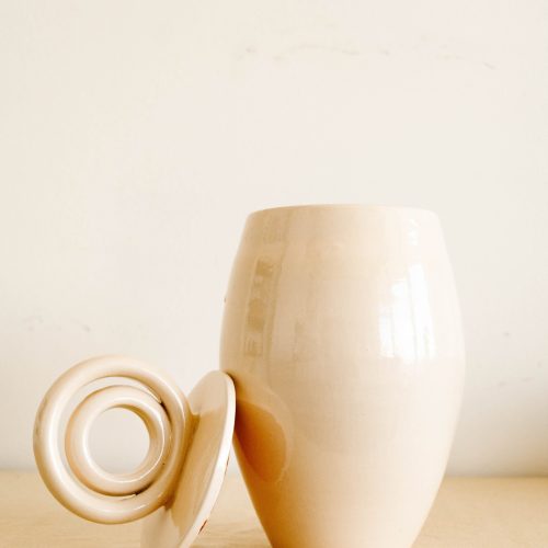 witte keramische pot met deksel