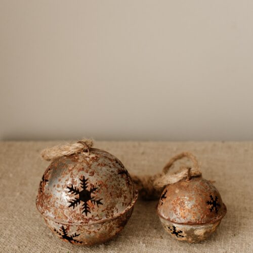 Metalen kerstbelletjes roest