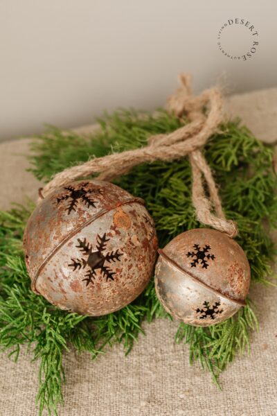 Een Vintage Kerst: Ideeën voor een Landelijke & Sobere Kerstdecoratie 12 Metalen kerstbelletjes roest