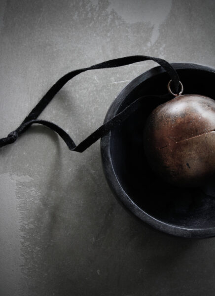 Een Vintage Kerst: Ideeën voor een Landelijke & Sobere Kerstdecoratie 7 Kerstbal antiek goud