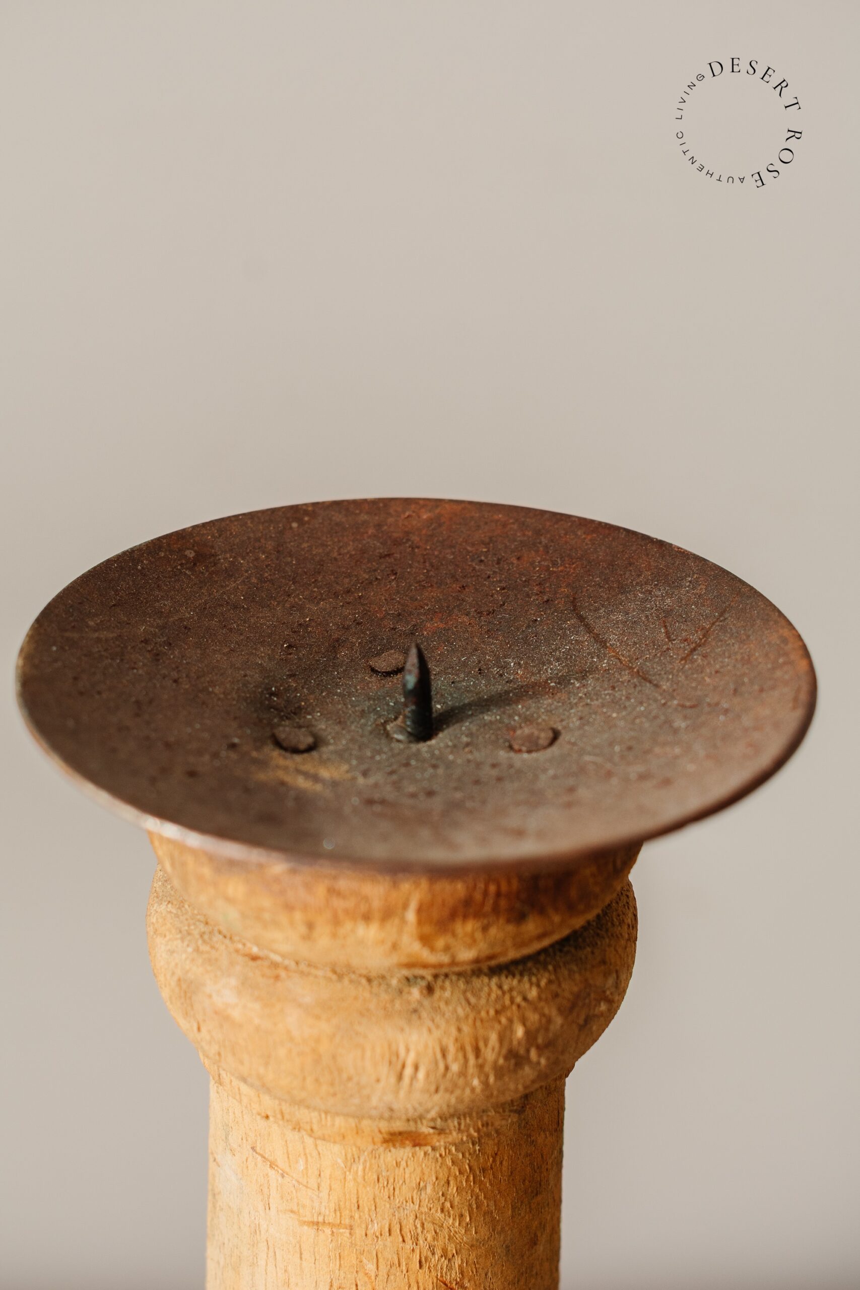 Oude houten baluster houten kandelaar Oude houten baluster houten kandelaar