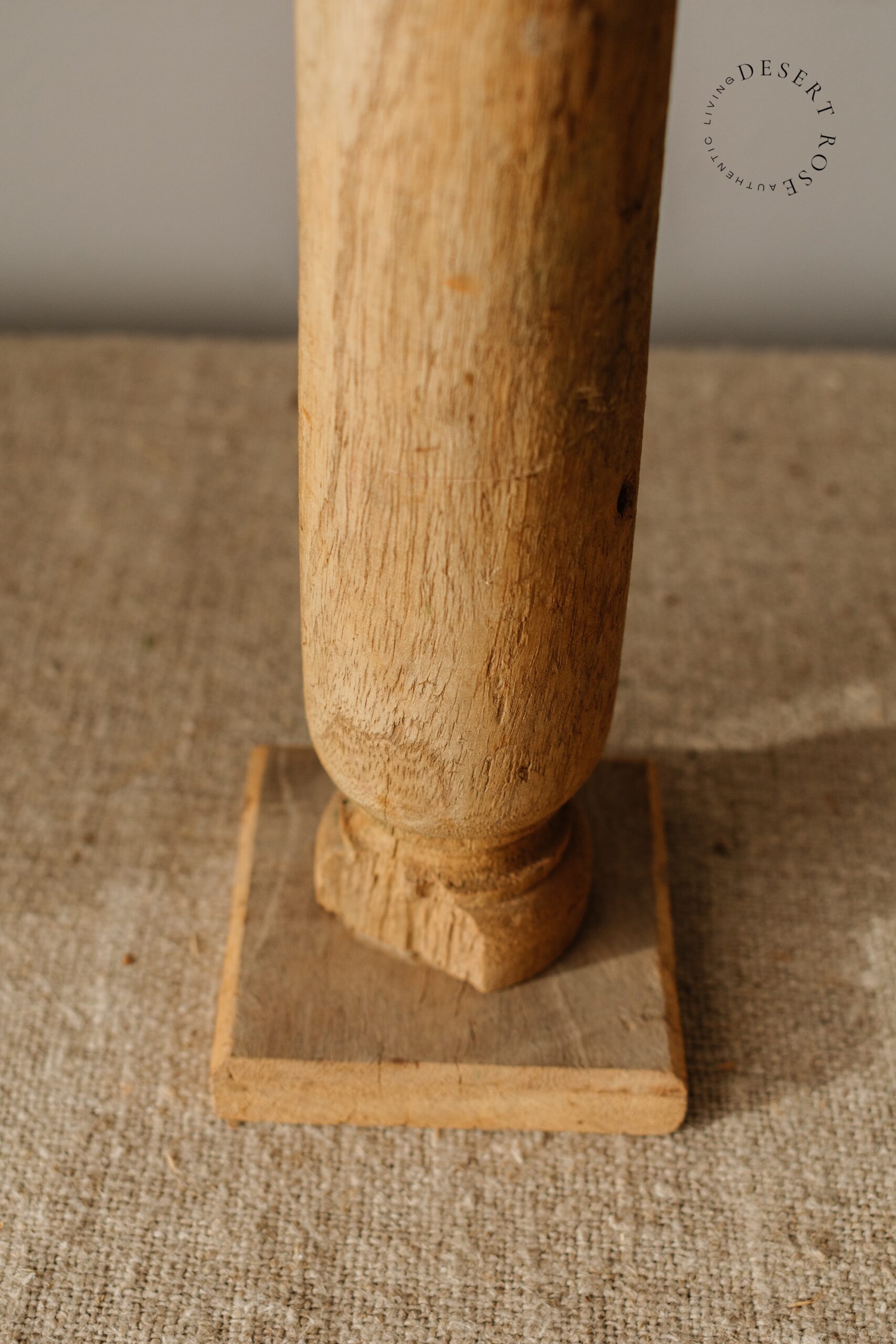 Oude houten baluster houten kandelaar Oude houten baluster houten kandelaar