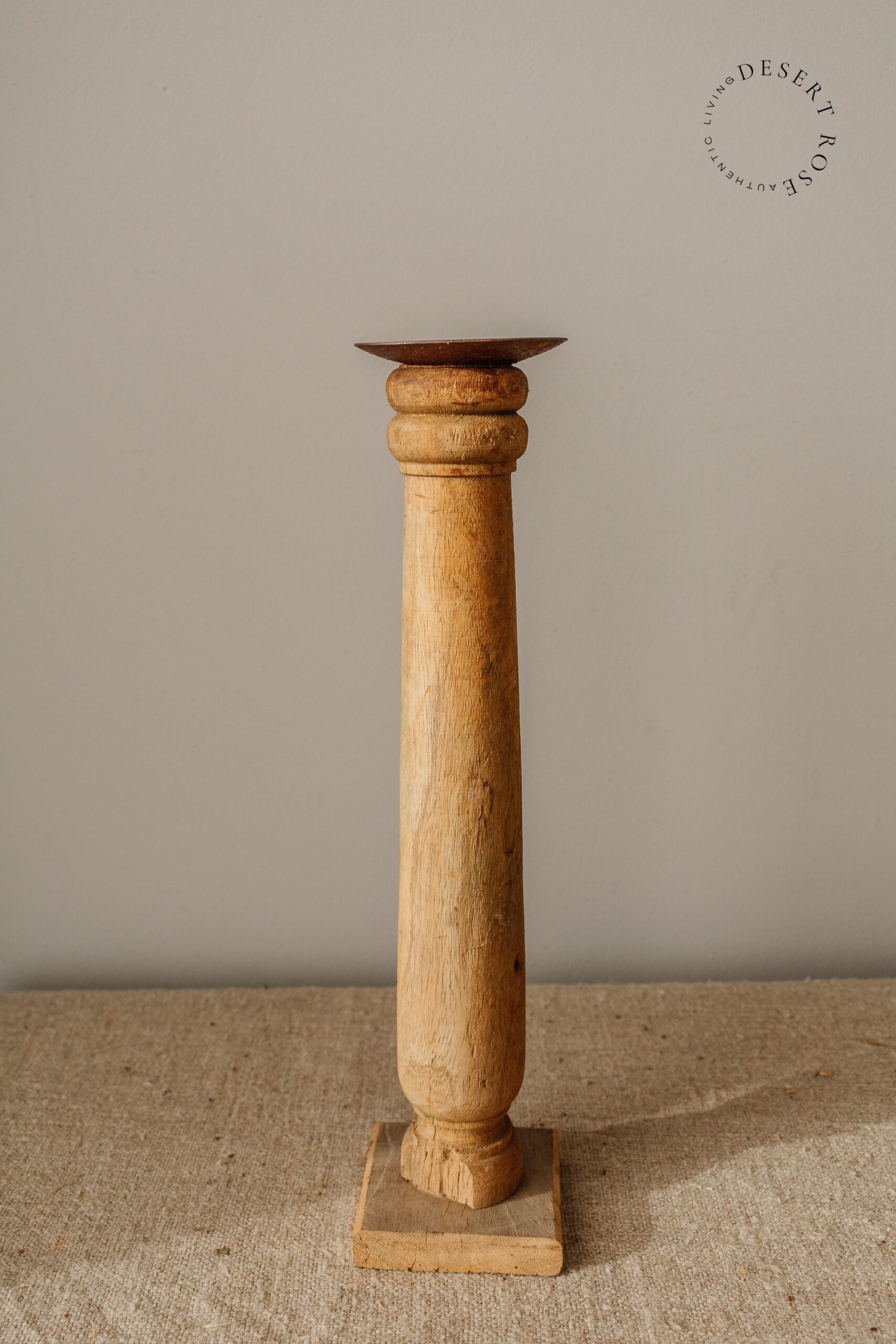 Oude houten baluster houten kandelaar Oude houten baluster houten kandelaar