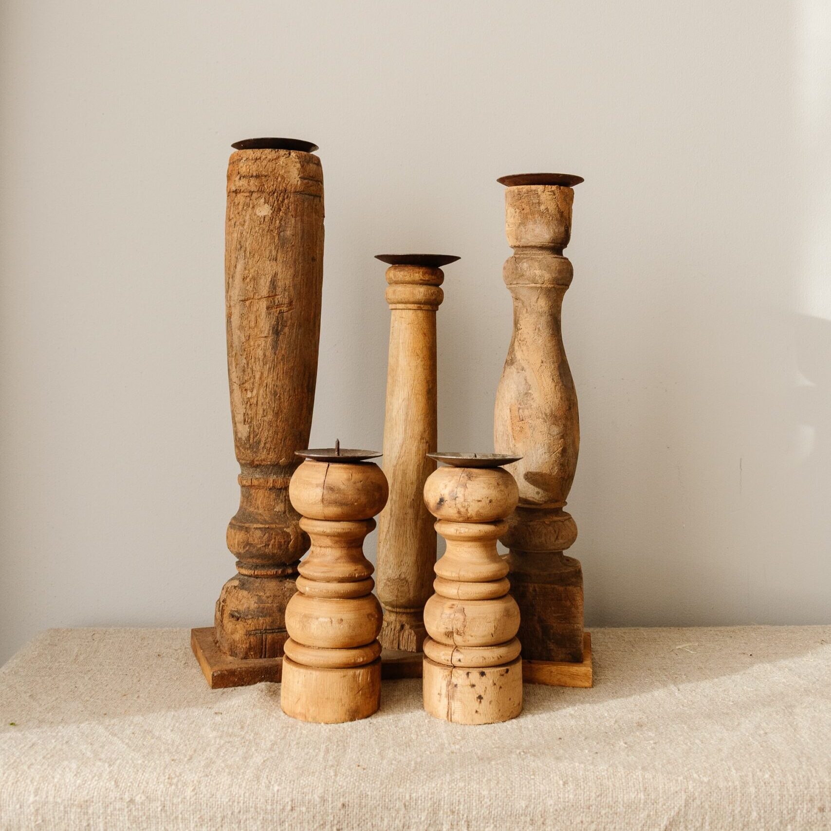 Oude houten baluster houten kandelaar Oude houten baluster houten kandelaar