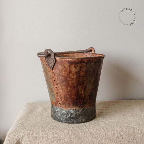 Verroeste oude emmer