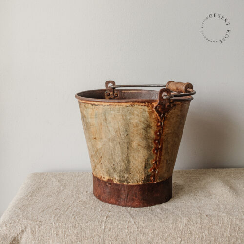 Verroeste emmer met houten handvat